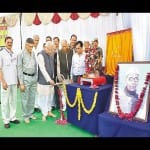 जनता कालेज बकेवर में आनंद स्वरूप मिश्र जयंती समारोह का दीप जलाकर उद्घाटन करते राज्यपाल