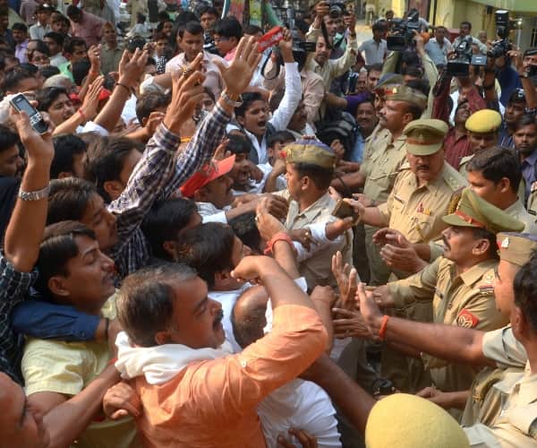 ruckus in front of samajwadi party office in lucknow.