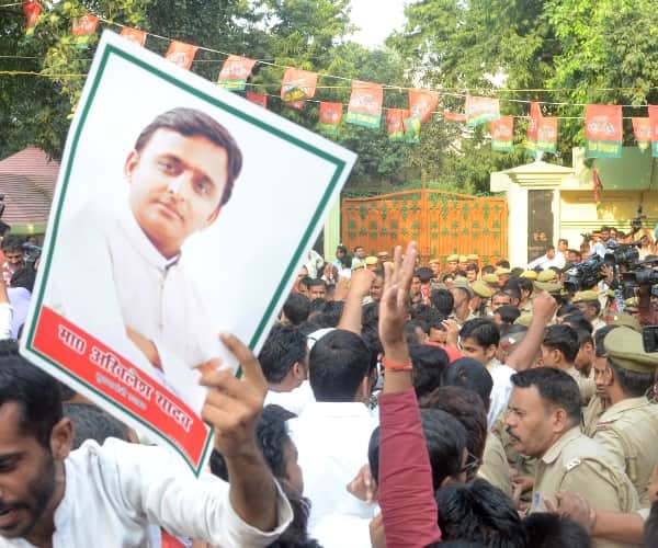 ruckus in front of samajwadi party office in lucknow.
