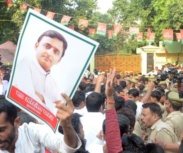 ruckus in front of samajwadi party office in lucknow.