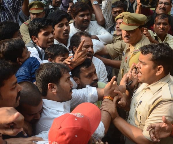 ruckus in front of samajwadi party office in lucknow.
