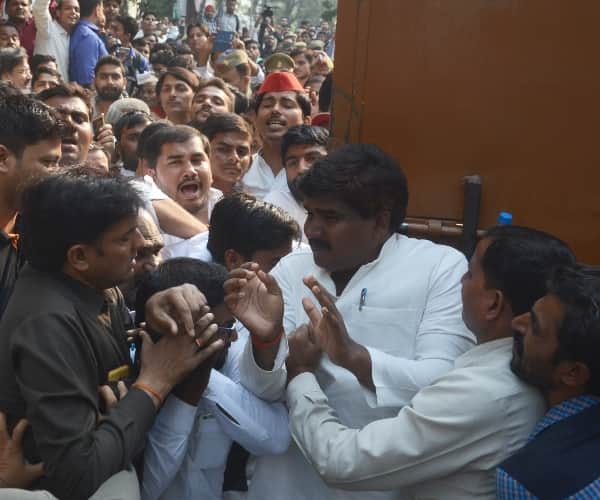 ruckus in front of samajwadi party office in lucknow.