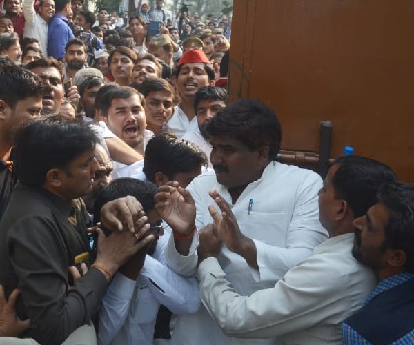 ruckus in front of samajwadi party office in lucknow.