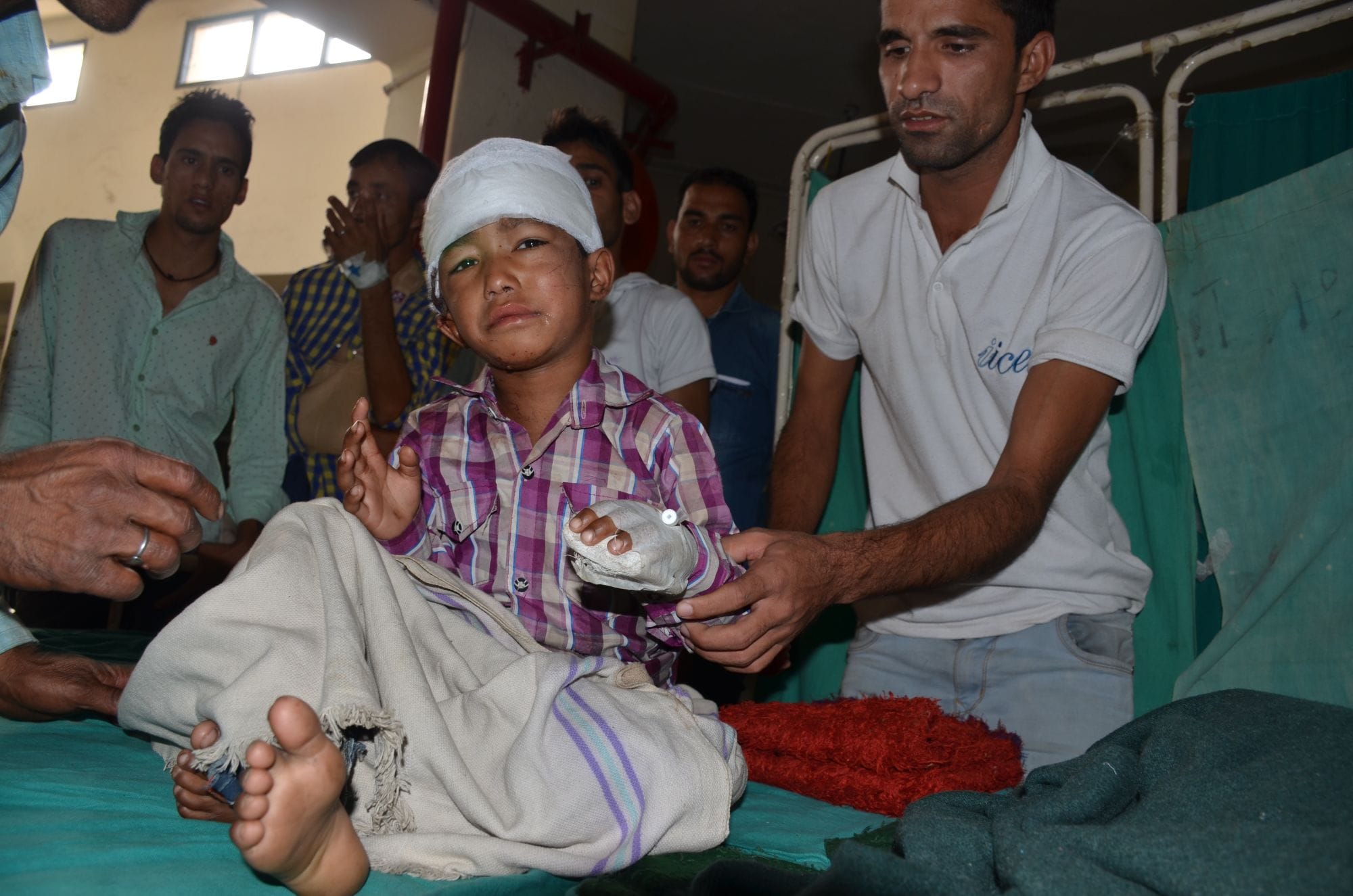 7 year boy fight to leopard.
