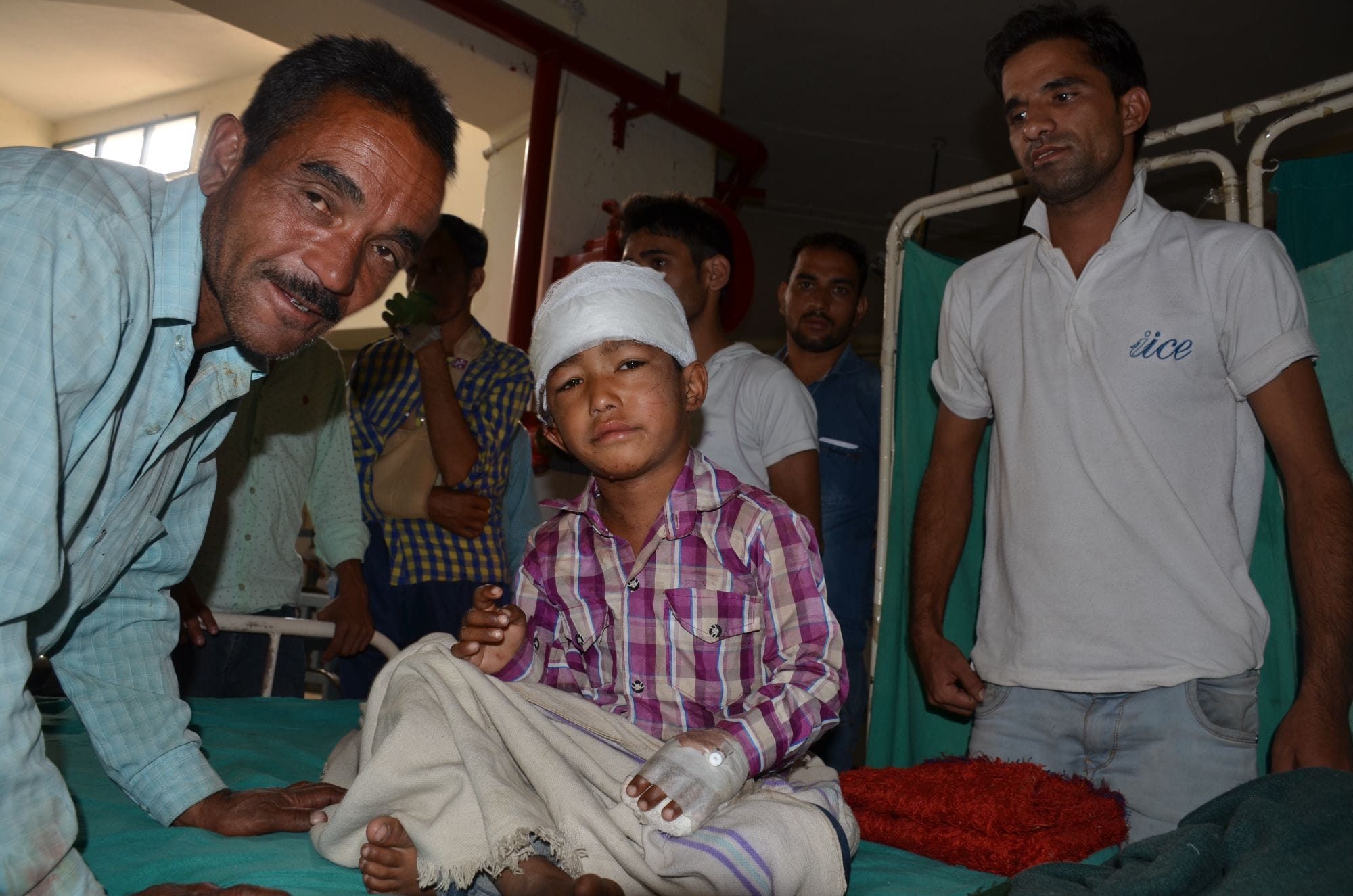 7 year boy fight to leopard.