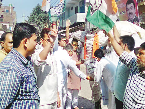 Congressmen burnt effigies of Prime Minister