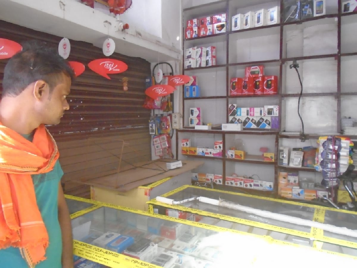 Breaking the shutter of the shop half million theft