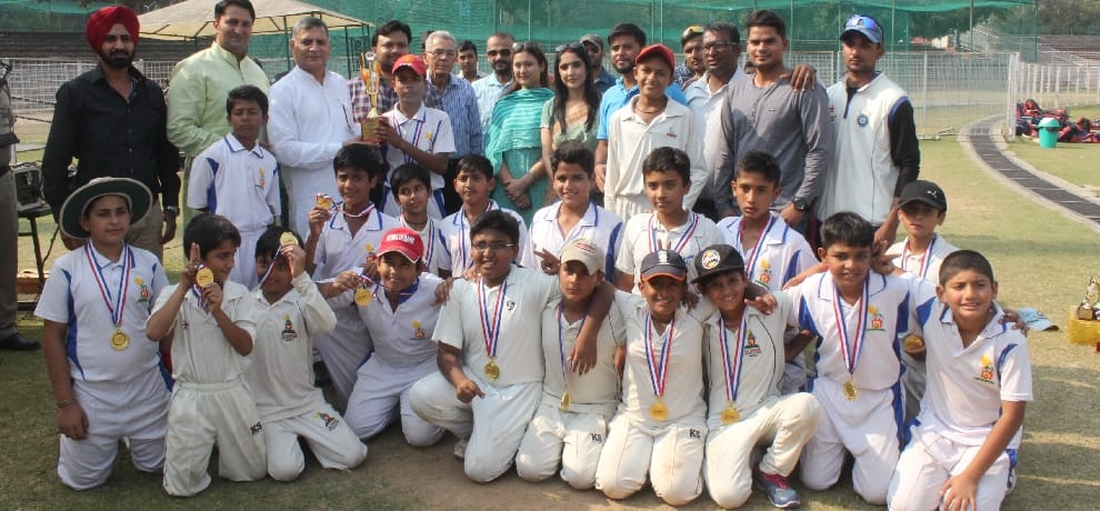 Gurukul school team became winner of Amar Ujala Little Cricket Chenp