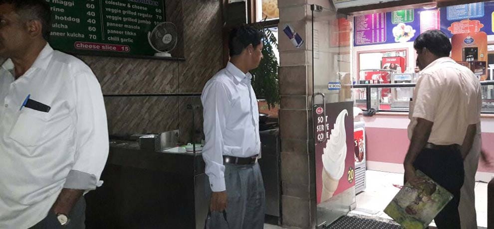 firing in ice cream parlor in delhi 