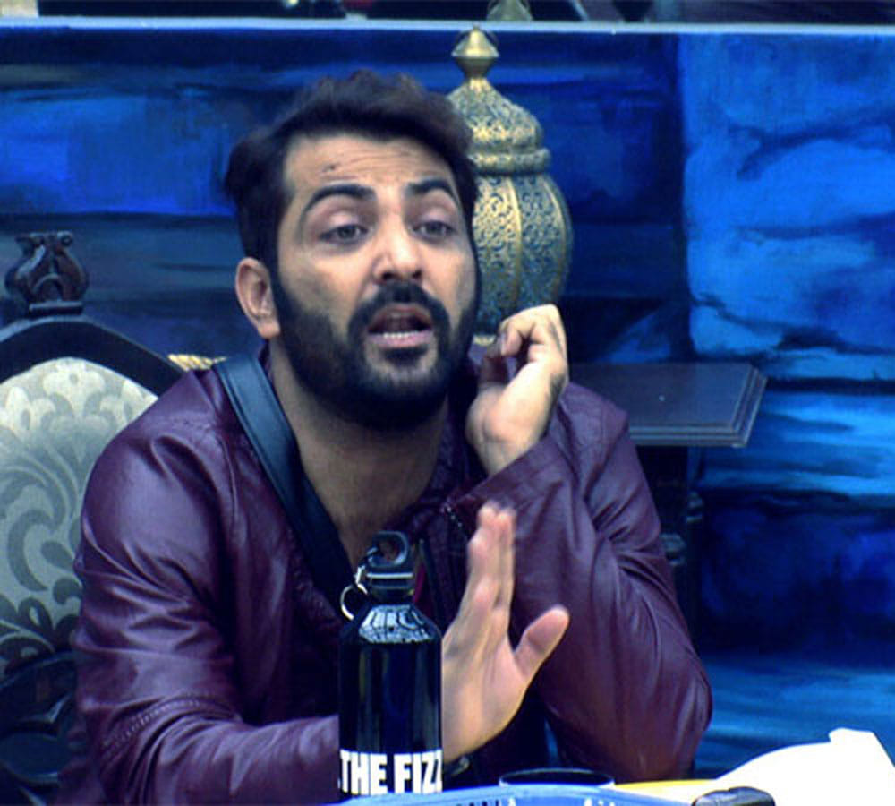 bigg boss 10 manveer trying to physical with monalisa