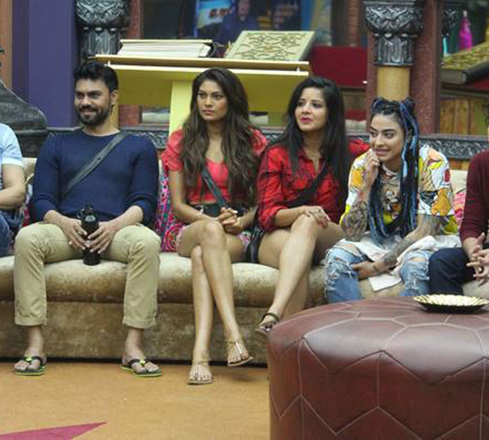 bigg boss 10 manveer trying to physical with monalisa