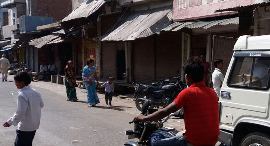 teen ghante band raha nidhauleekalaan ka baajaar