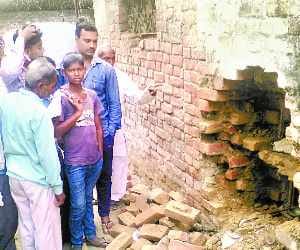 Half lakh of cash and Jewelry flown two Jewelry stores