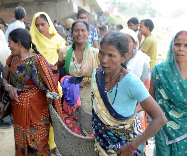 women jumped in river gomati.