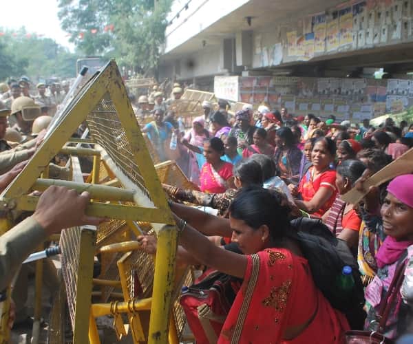 women jumped in river gomati.