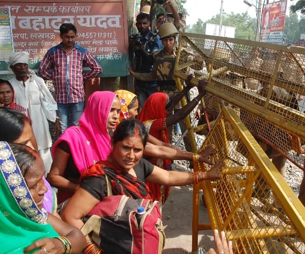 women jumped in river gomati.