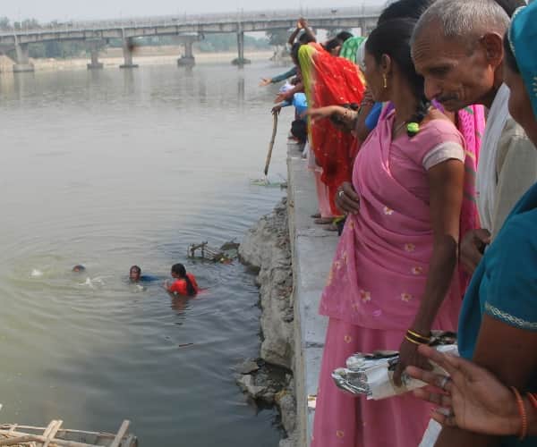 women jumped in river gomati.