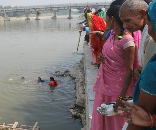 women jumped in river gomati.
