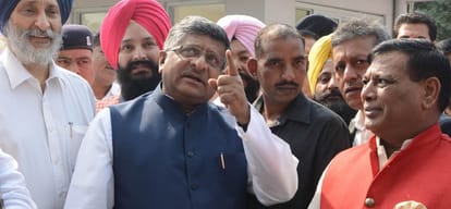 PM Modi minister told the reason of fight in SP