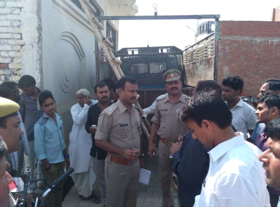  parivaareejanon ko bandhak banaakar laakhon kee dakaitee