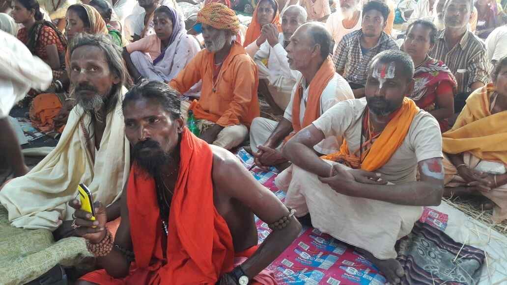 Saints filled shout, teach a lesson to the BJP in UP