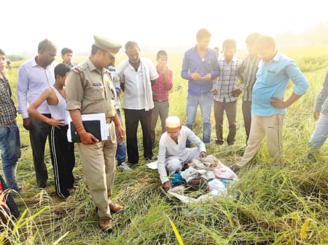 lakhs of rupees looted from house
