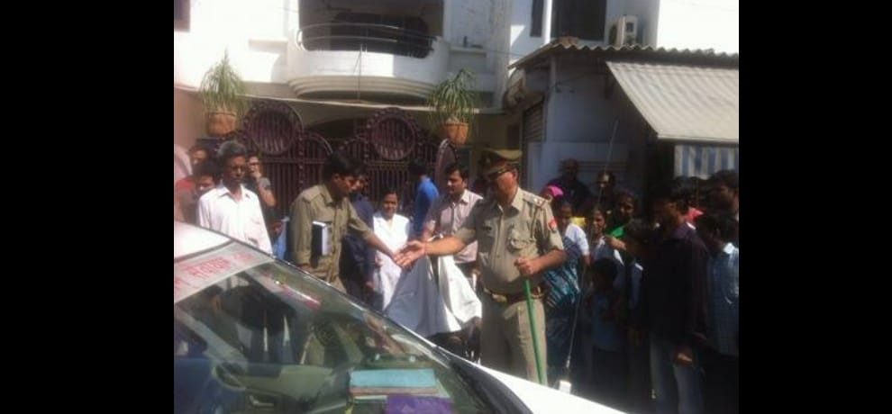 petrol thrown on e-rokshaw driver and set him on fire