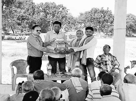 Agricultural scientists gave farmers free seeds
