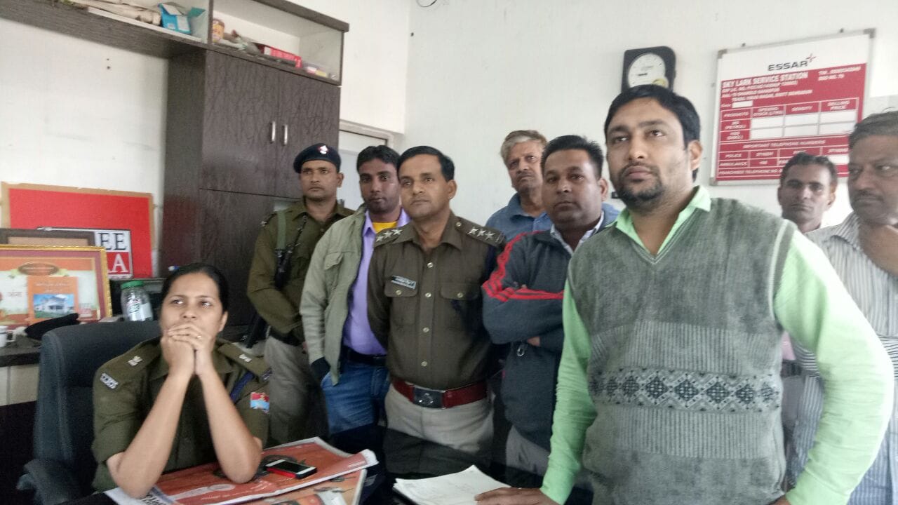 loot on petrol pump in vikasnagar.