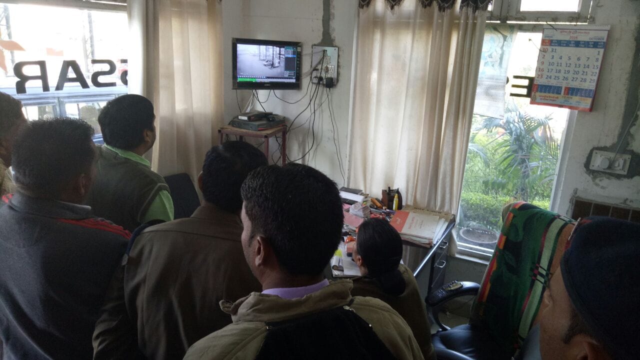 loot on petrol pump in vikasnagar.