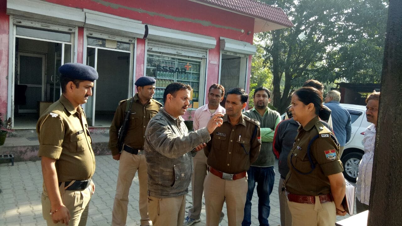 loot on petrol pump in vikasnagar.