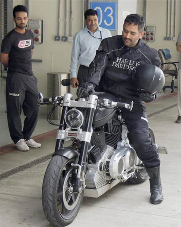 MS Dhoni Leaves Tom Latham and Ross Taylor Stunned Driving his Hummer