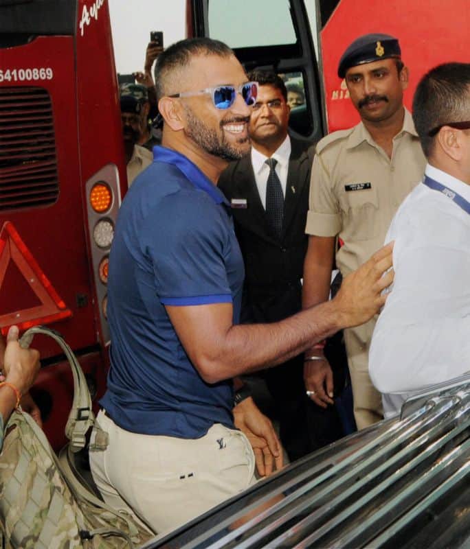 MS Dhoni Leaves Tom Latham and Ross Taylor Stunned Driving his Hummer