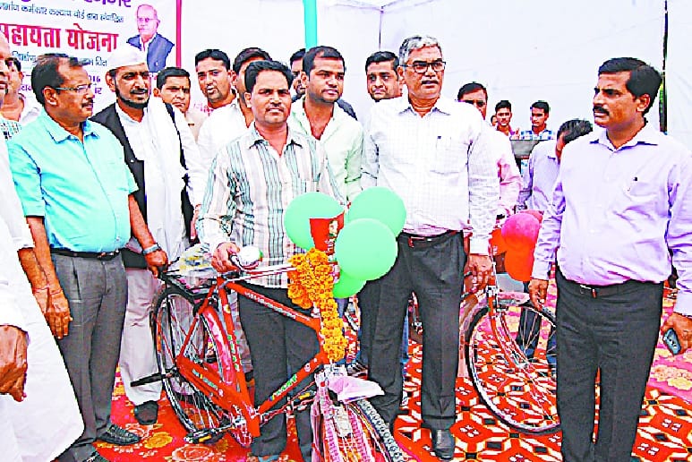 The workers distributed 252 bicycles