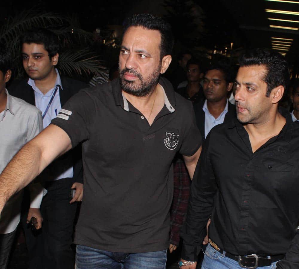 Andheri Court asked mumbai police report over Salman Khan bodyguard misbehavior with fan