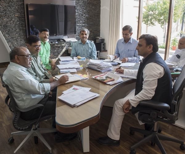 akhilesh yadav gives instructions on deaths because of dengue.