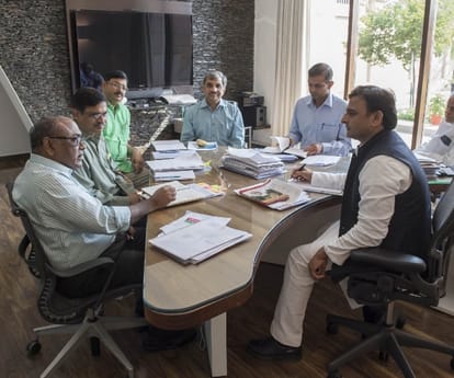 akhilesh yadav gives instructions on deaths because of dengue.