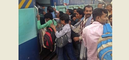 heavy crowd at delhi station during diwali festival 
