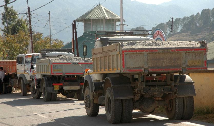 Rvnne without bringing three trucks holding sand