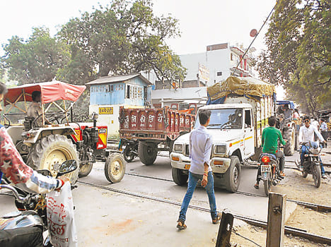  kraasing par trak kharaab, laga jaam 