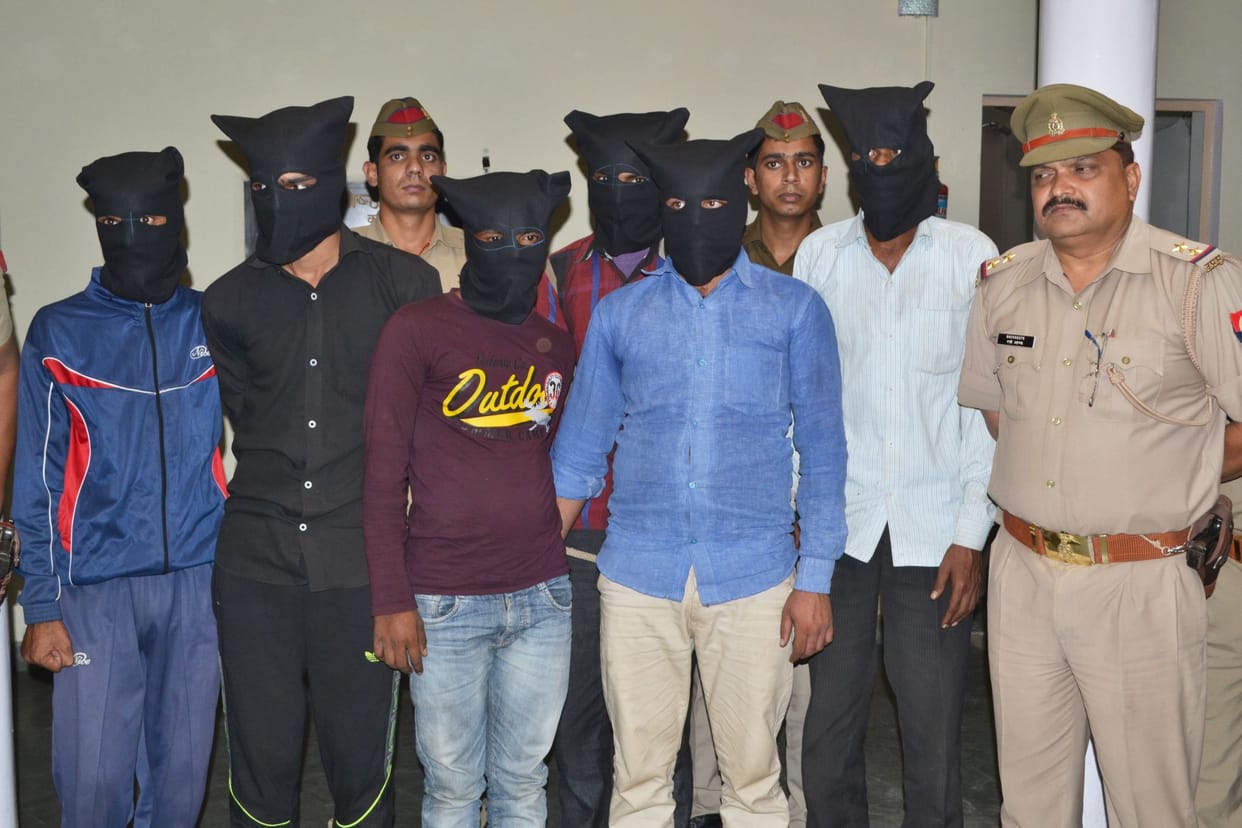 Six robbers arrested crooks sit in the car