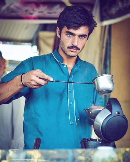 Blue eyed tea-seller became social media star in Pakistan