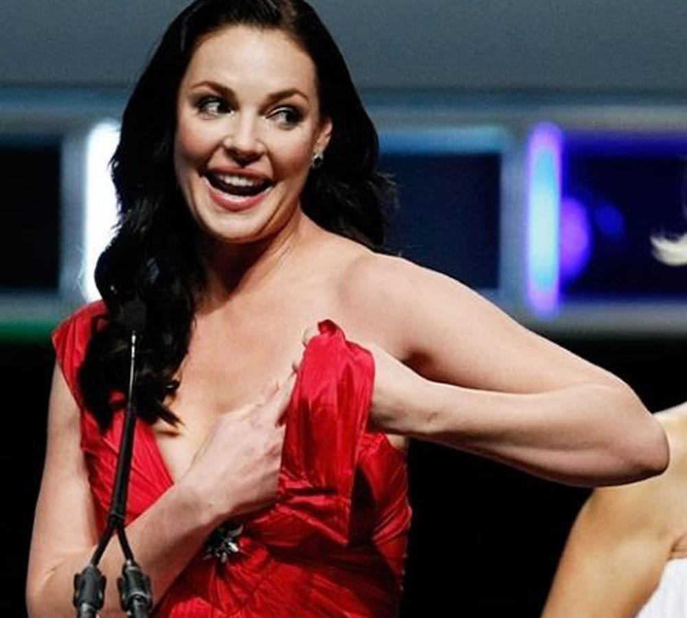 hollywood hroine wardrobe malfunction on stage