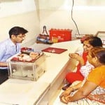 मुख्यालय के रेलवे क्रासिंग के पास सराफा दुकान में खरीददारी करती महिलाएं 