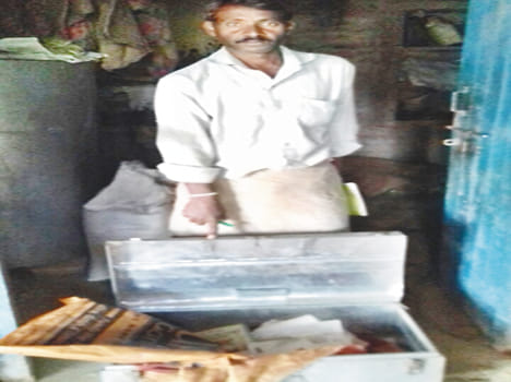 Jewelry and boasts 80 thousand rupees burglars