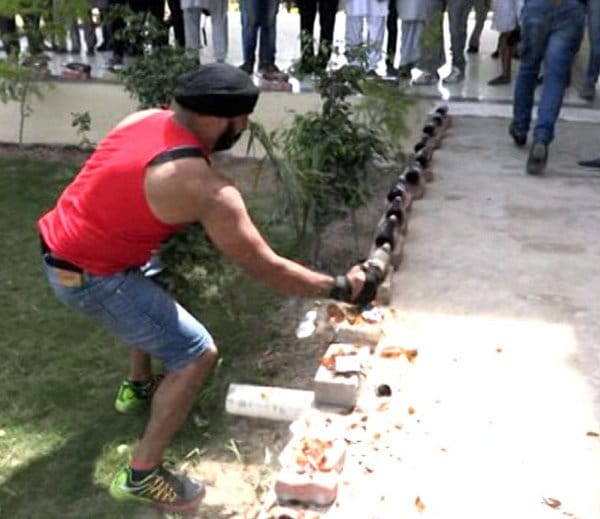 Steel Man Of India Amandeep singh, Lets Cars Run Over His Stomach