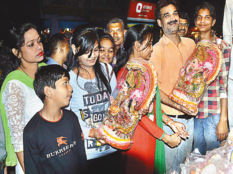 Plenty showering money markets on Dhanteras