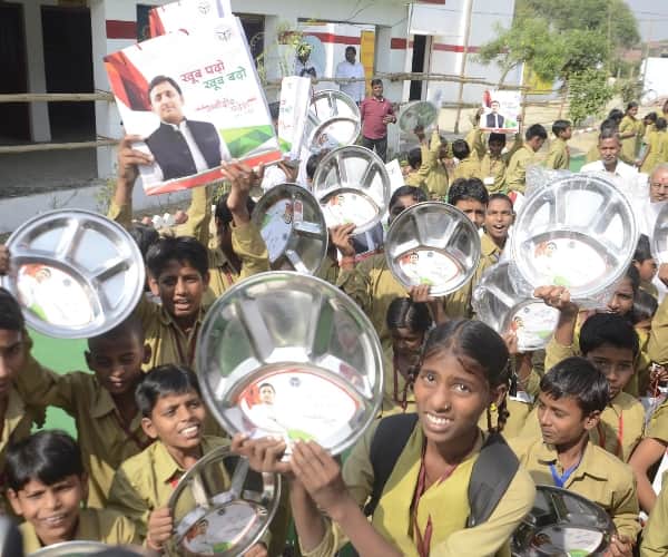 akhilesh yadav distributes pots to school children.