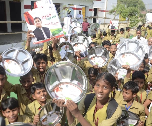 akhilesh yadav distributes pots to school children.