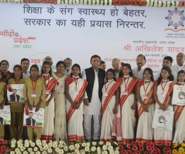 akhilesh yadav distributes pots to school children.